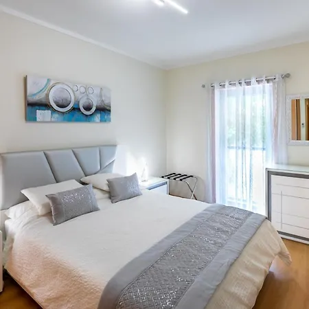 Jacaranda Apt.3 Bed 3 Bath.rooftop Pool. A/c, Heating. Lic.# 89195/al Olhão